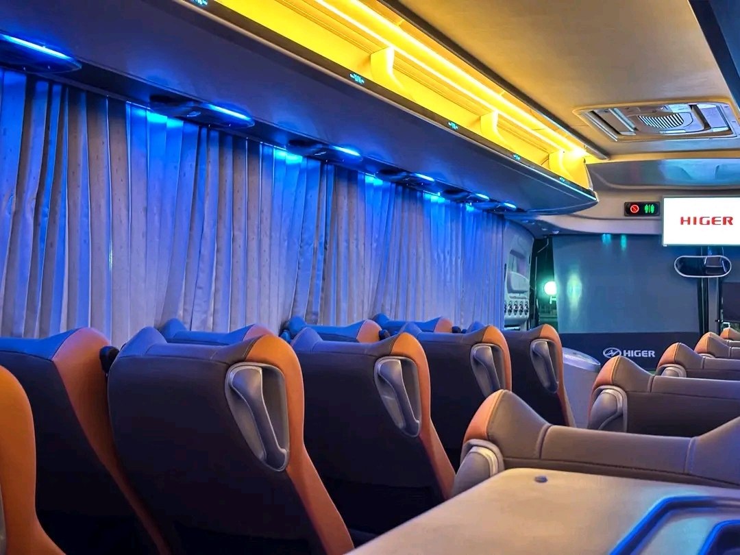 Intérieur du bus avec LED bleu et écran HIGER