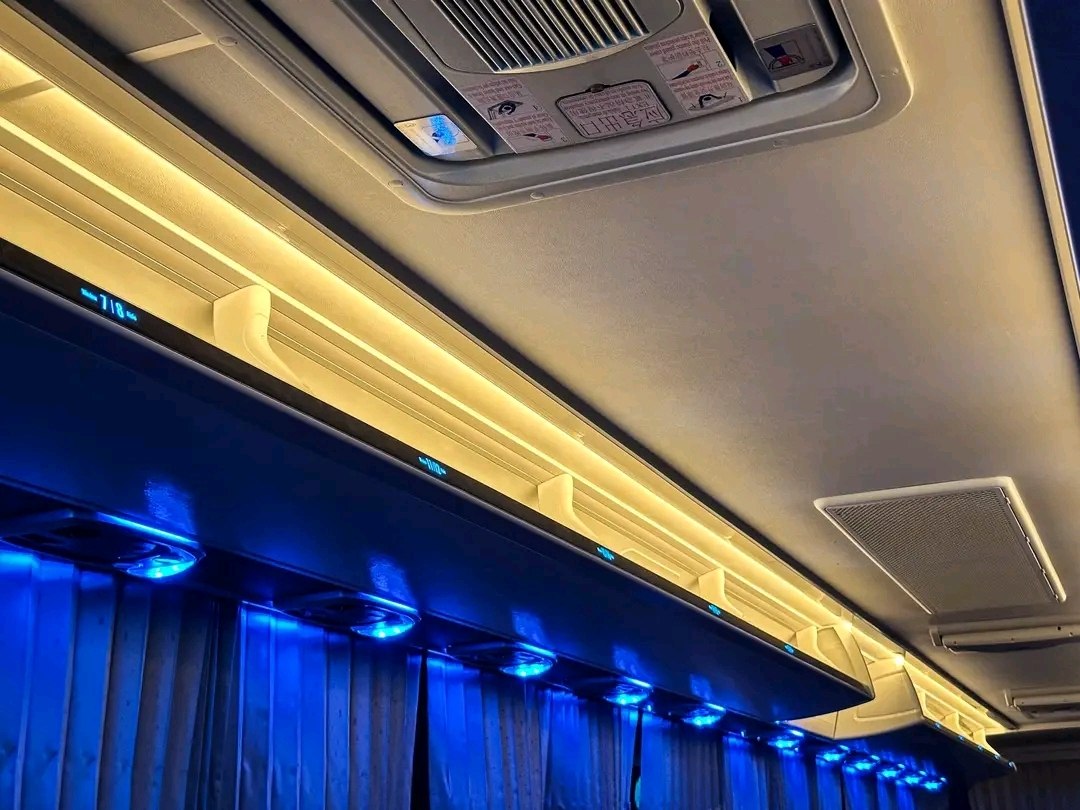 Plafond LED bleu et jaune