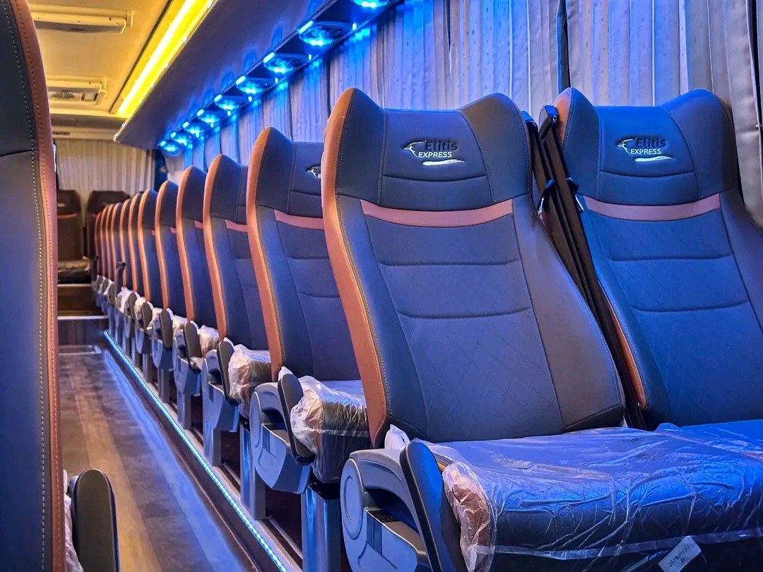 Sièges Elitis Express avec éclairage LED bleu